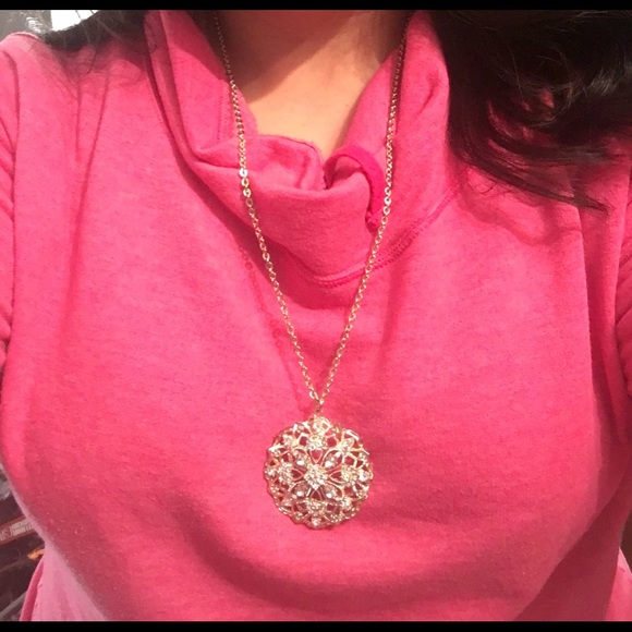 Gold medallion necklace - Picture 3 of 3