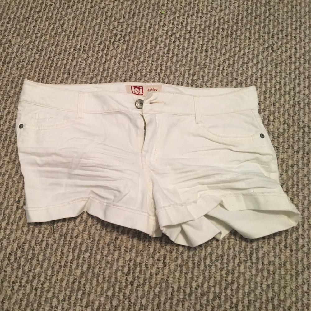 Lei white shorts!
