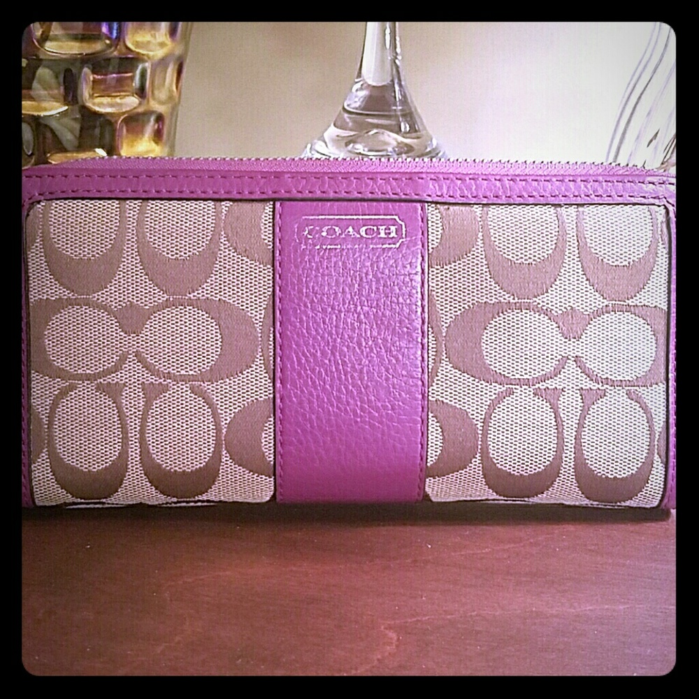SALE!! Authentic Signature Coach Zippered Wallet
