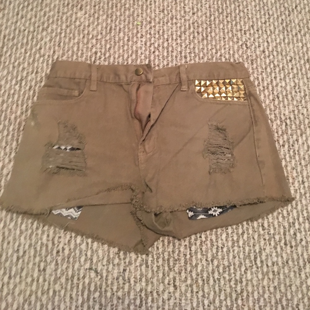 ☠️ Distressed studded shorts ☠️