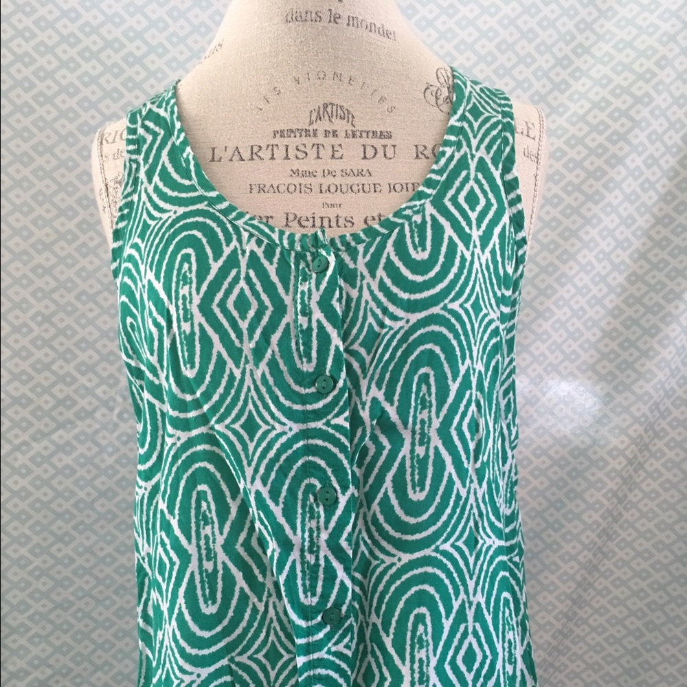 Beautiful tank top. Very light and flows