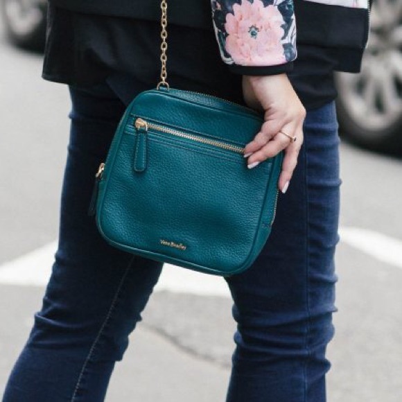 Vera Bradley Handbags - Vera Bradley Emerald Green Crossbody Chain Bag! Vera Bradley Handbags - Vera Bradley Emerald Green Crossbody Chain Bag!