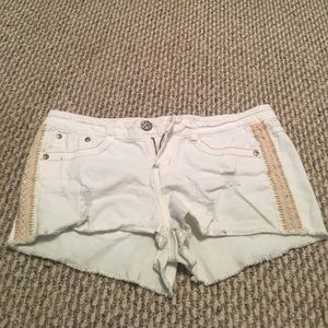 Distressed white shorts ✨