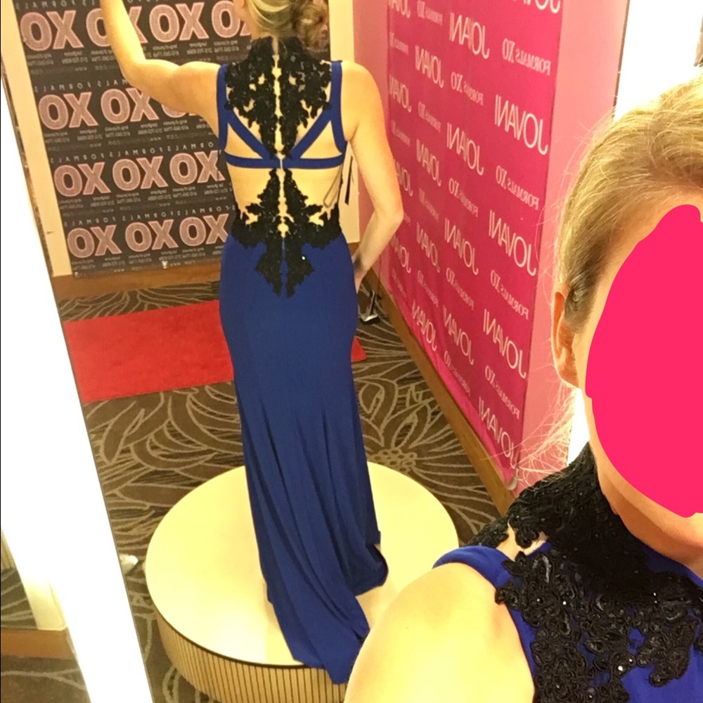 Betsy & Adam size 2 gown