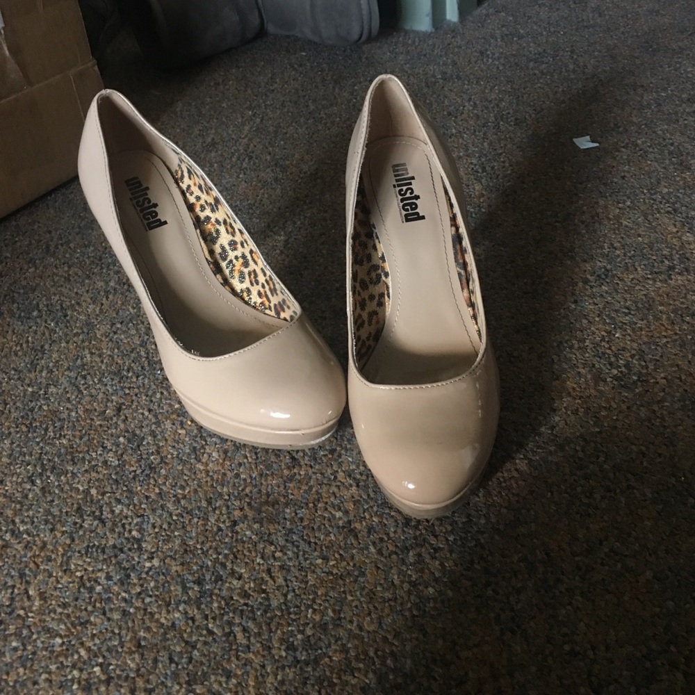 Nude pumps