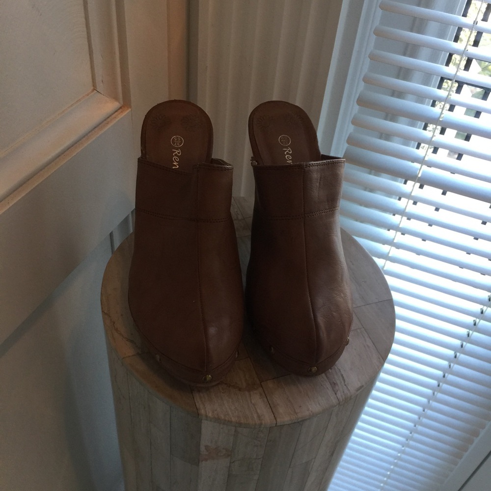 High heel clogs. - Picture 1 of 4