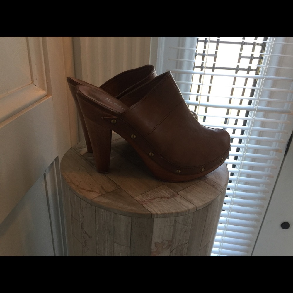 High heel clogs. - Picture 2 of 4