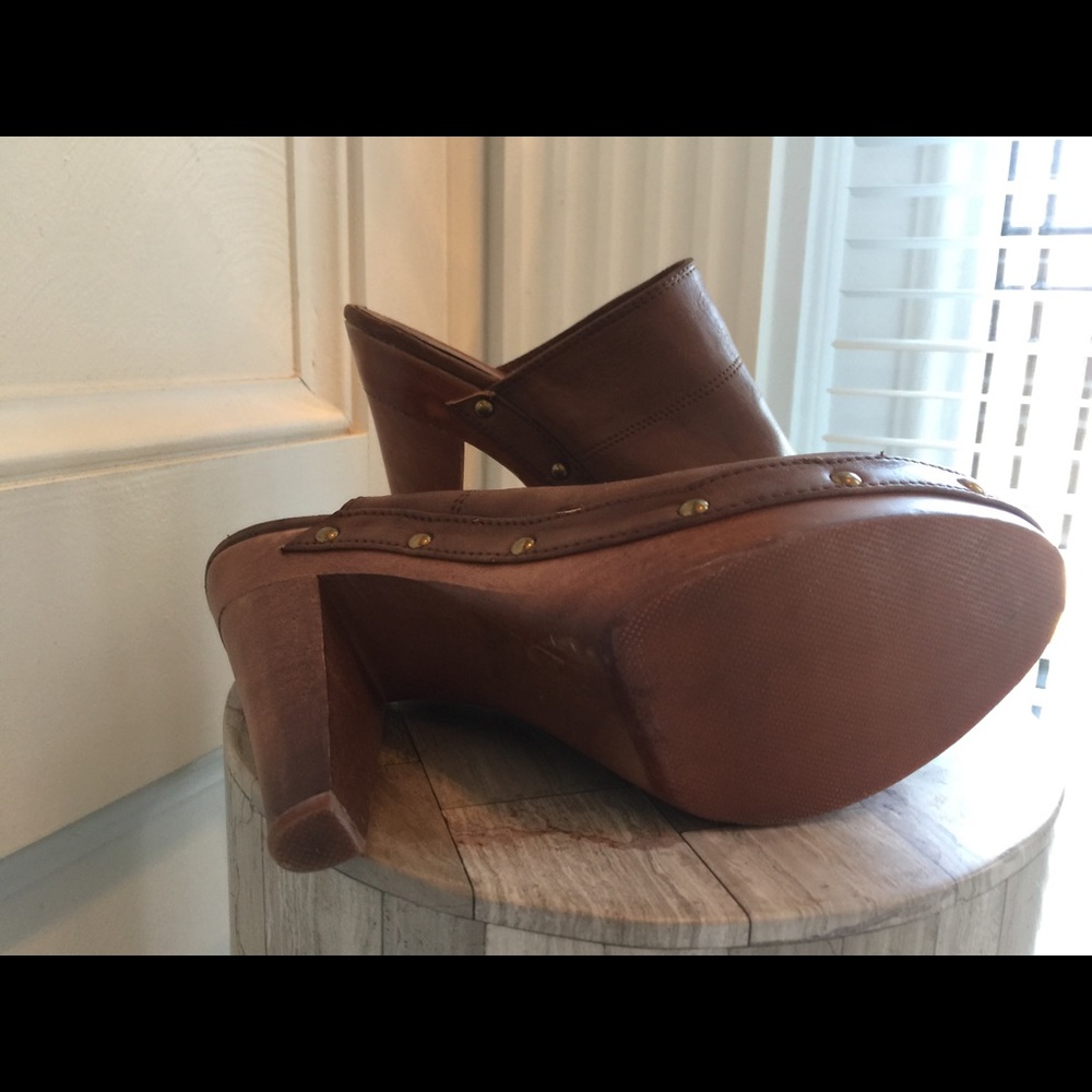 High heel clogs. - Picture 3 of 4