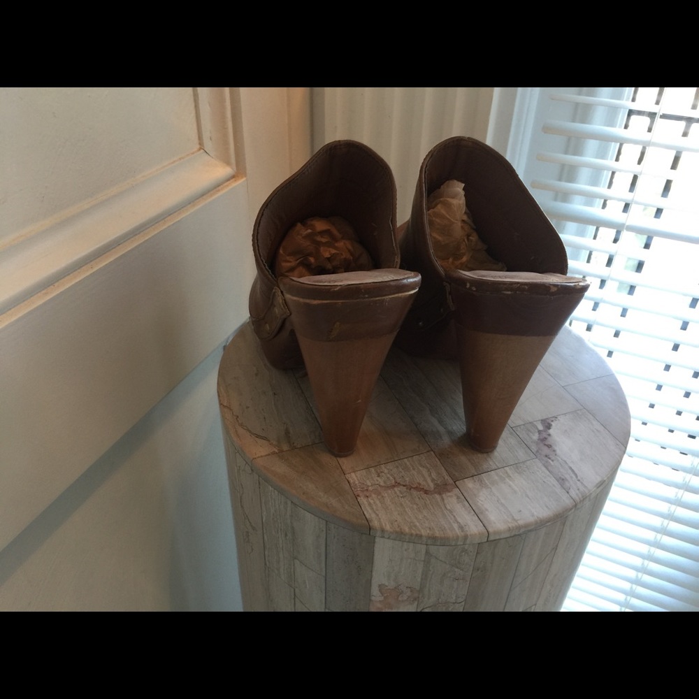 High heel clogs. - Picture 4 of 4