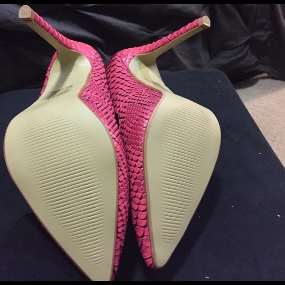 Snake skin Heels - Picture 3 of 4