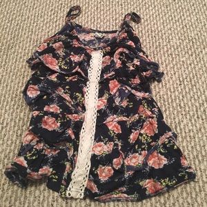 🌸 Floral ruffled tank 🌸