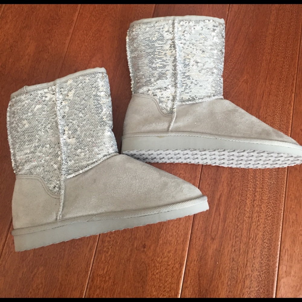 Soda light grey boots: brand new!