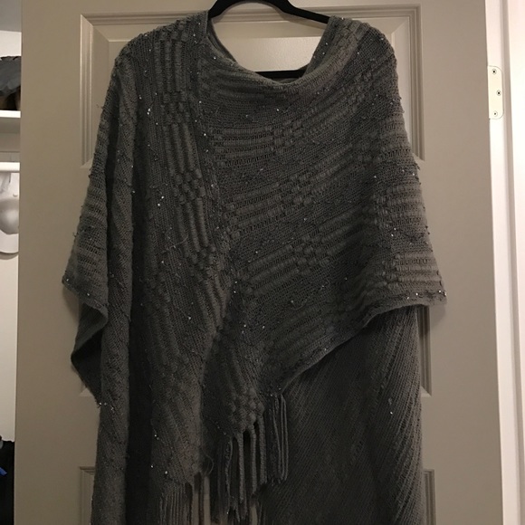 Embellished gray shawl - Picture 1 of 2