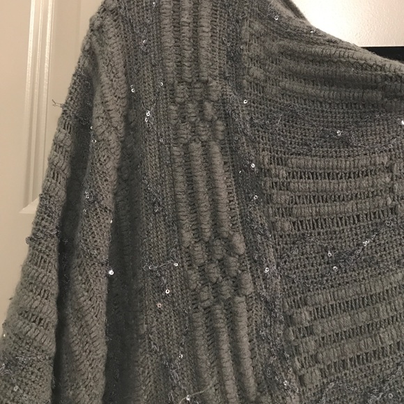 Embellished gray shawl - Picture 2 of 2
