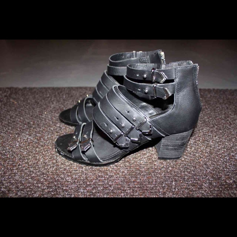 Fashion black sandal - Urban outfitters