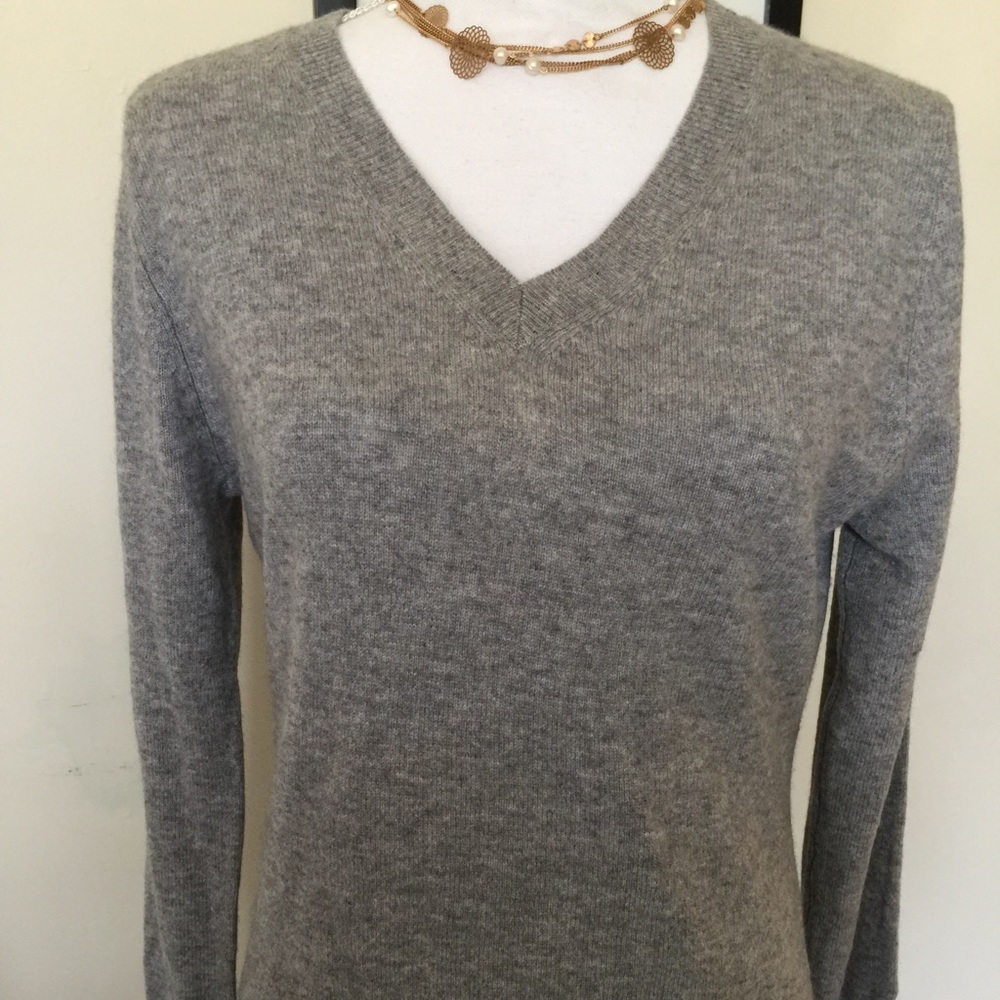 Isaac Mizrahi 100% Cashmere gray Vneck sweater SzM