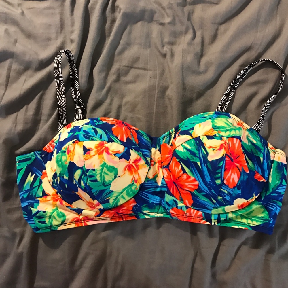 Hibiscus 🌺 floral bikini top!