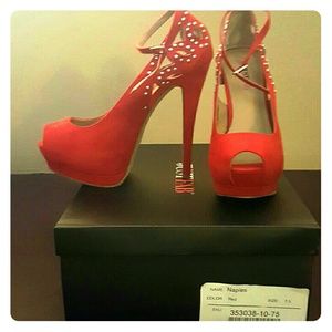 Gorgeous red stilettos 7.5