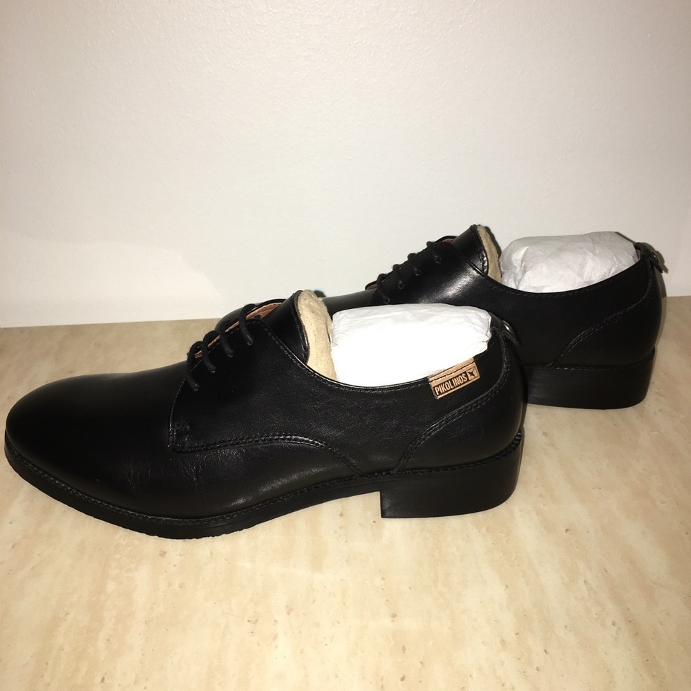 Pikolinos black lace up oxford flats