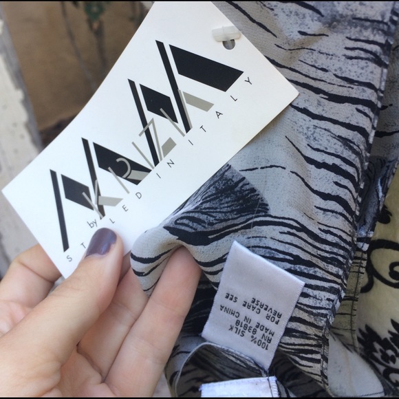 Patterned animal print silk scarf - Picture 3 of 4