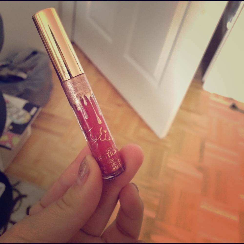 Kylie Jenner liquid lipstick w/ rose gold dripping