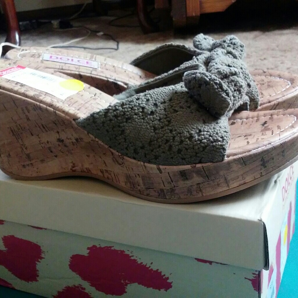 NWT Dolce Army Green Wedges with bows