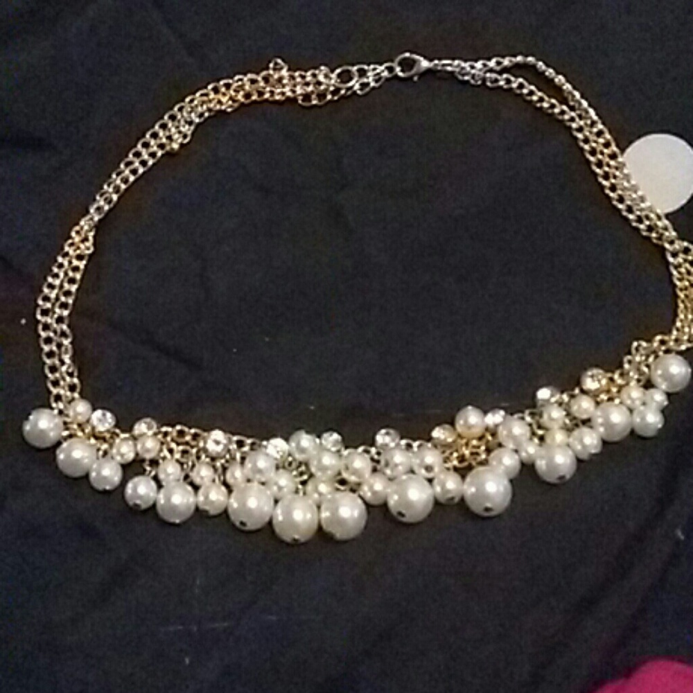 Pretty gold necklace with pearls and rhinestones