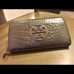 Tory Butch wallet