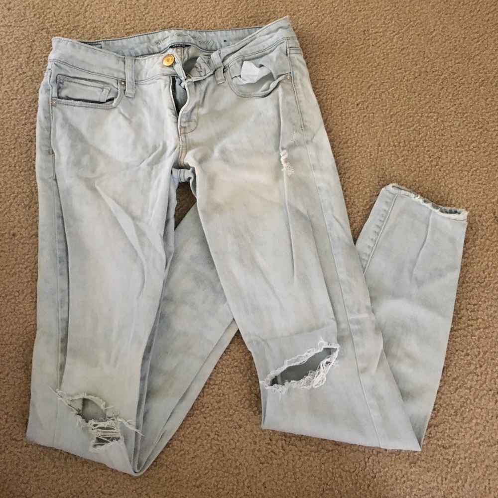 Light wash skinny jeans with holes