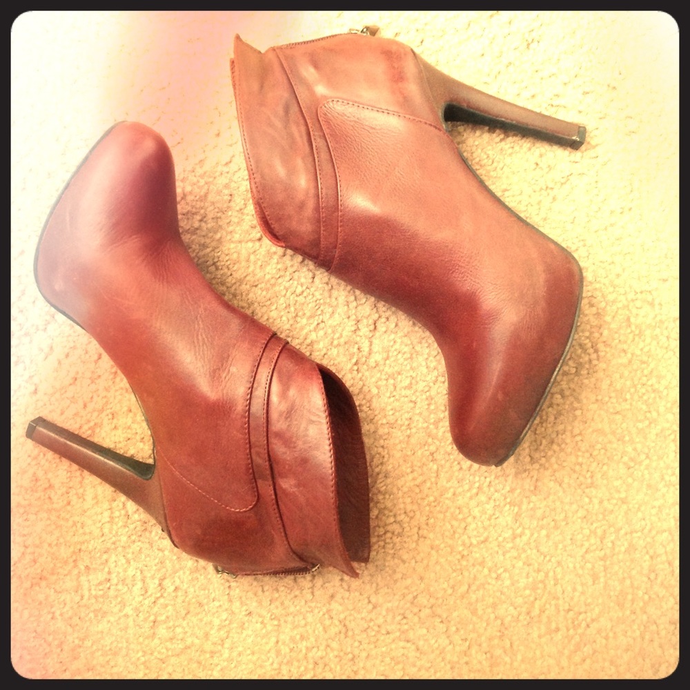 Jessica Simpson, Size 7.5