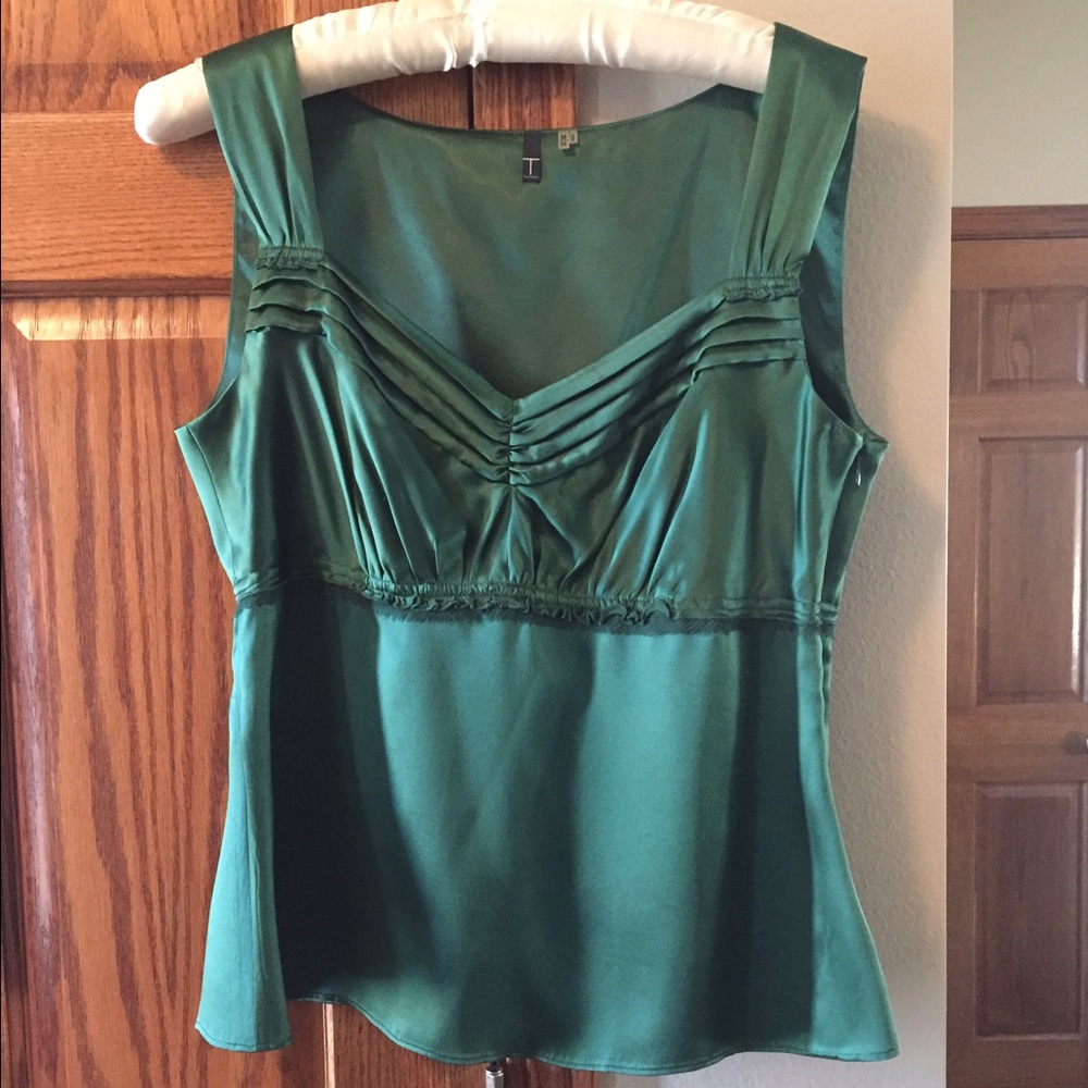 TAHARI Silk blouse perfect for New Years Eve!