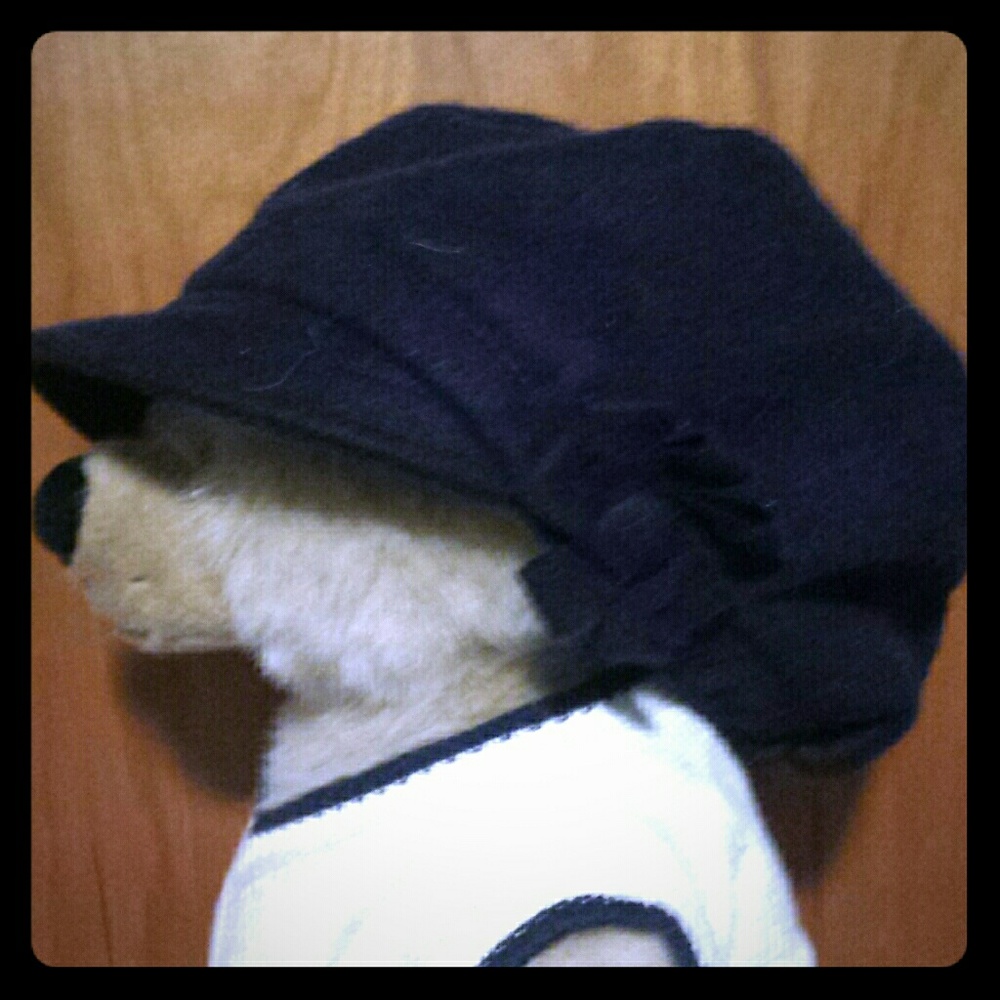 Brimmed cap in navy blue