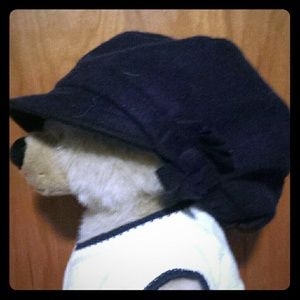 Brimmed cap in navy blue