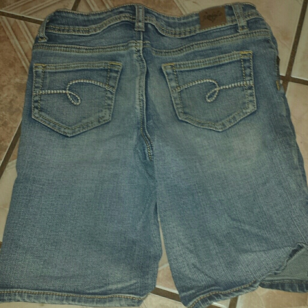 Girls distress Jean shorts size 8.5. - Picture 2 of 2
