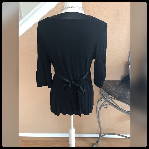 ✨Gorgeous Black Top✨ - Picture 2 of 4