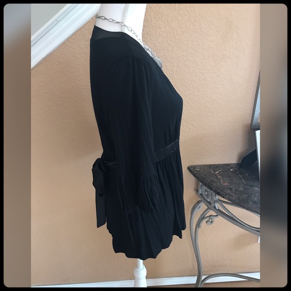 ✨Gorgeous Black Top✨ - Picture 3 of 4