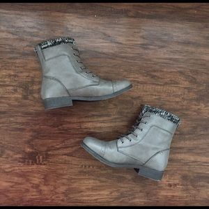 ✨ Perfect Gray Mudd Boots Size 7 1/2 ✨