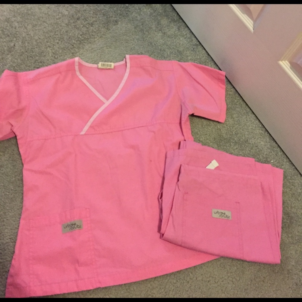Urbane scrubs set pink