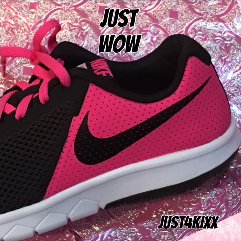 New Nike Women Nike Sneaker. ❤️ - Picture 3 of 3