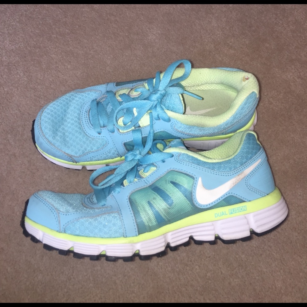 Women's Nike Dual Fusion tennis shoes!
