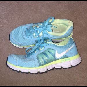 Women's Nike Dual Fusion tennis shoes!