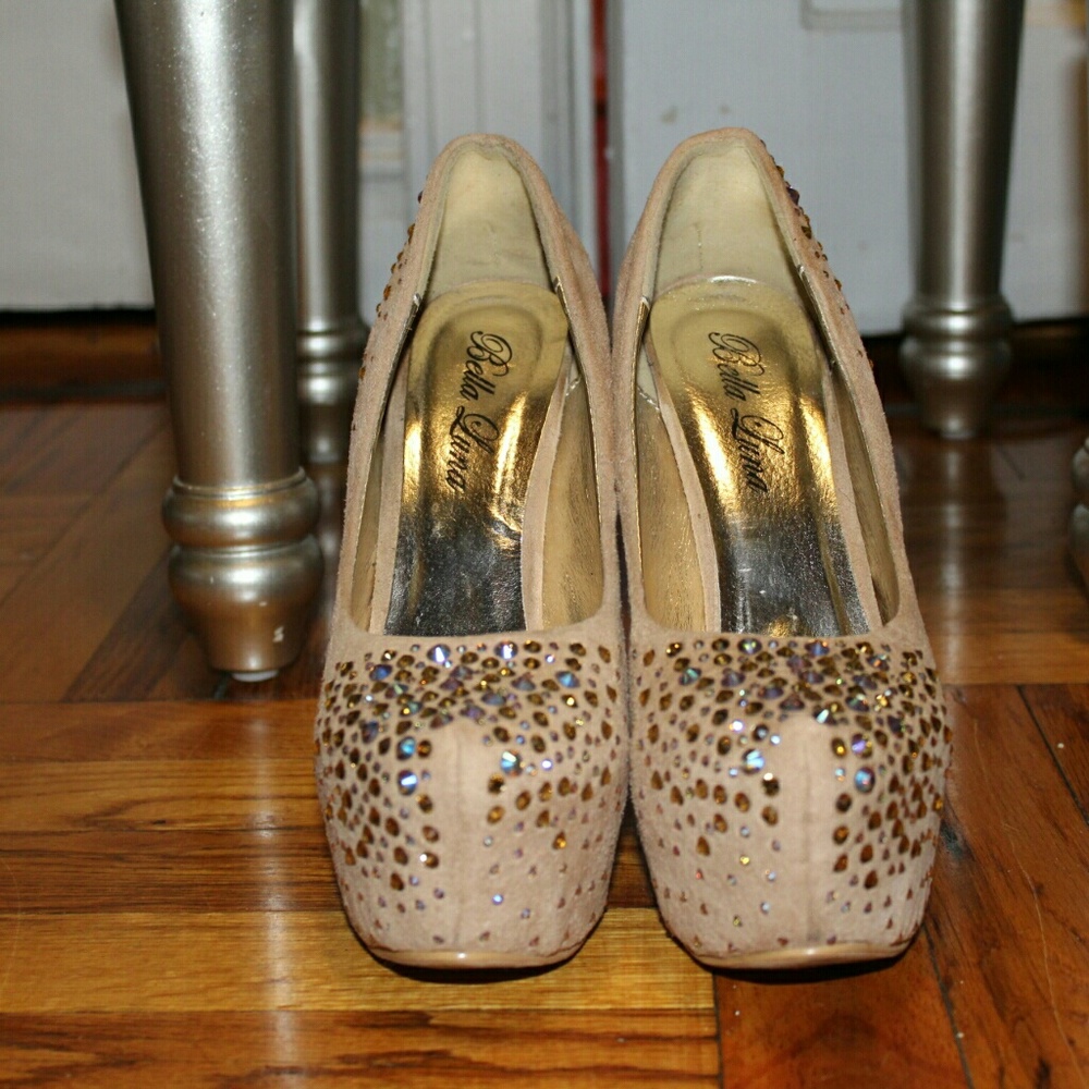 Nude studded pump