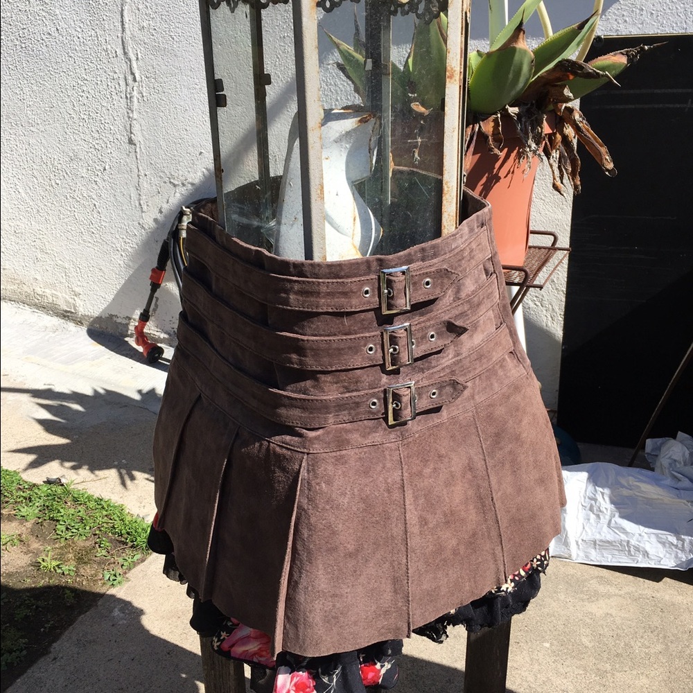 EYESHADOW SUEDE PLEATS AND BUCKLES MINI SKIRT