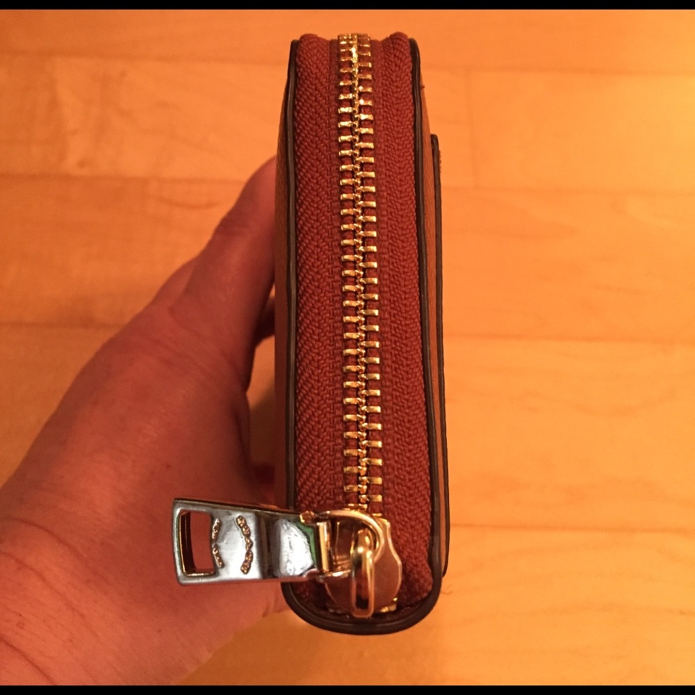 🦀Just Reduced🦀Coach Zipper Wallet - Picture 4 of 6