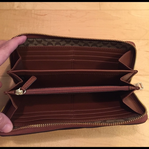 🦀Just Reduced🦀Coach Zipper Wallet - Picture 5 of 6