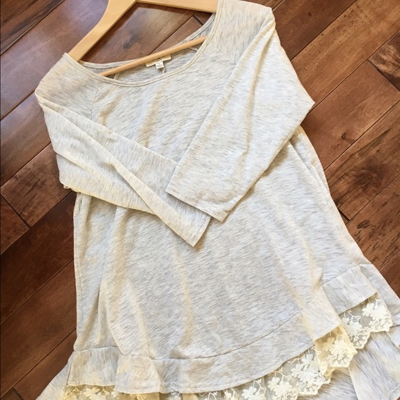 mint julep boutique Tops - Gray tunic with lace detail