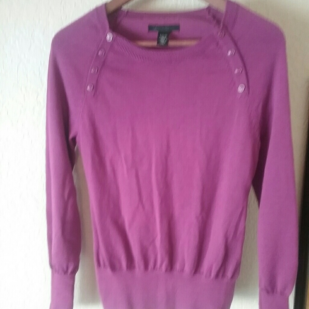 Fushia crew neck light sweater.