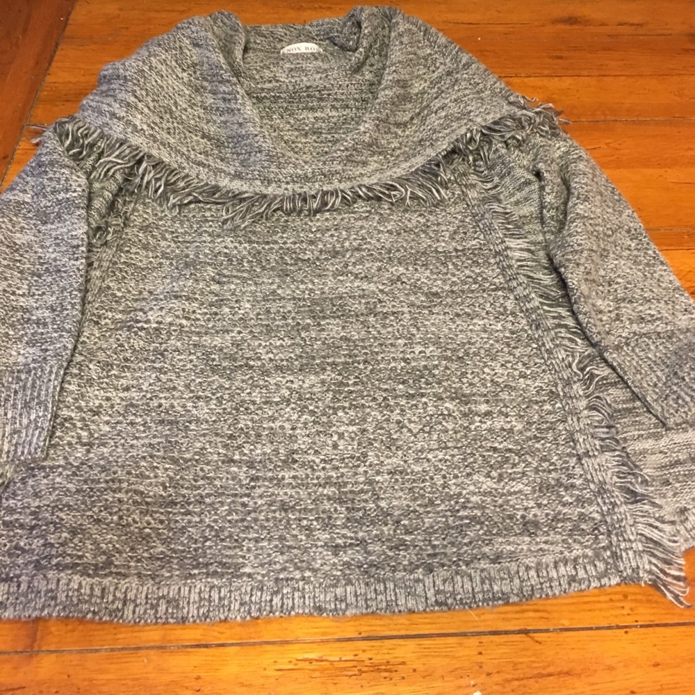 Gray fringed Sweater size medium