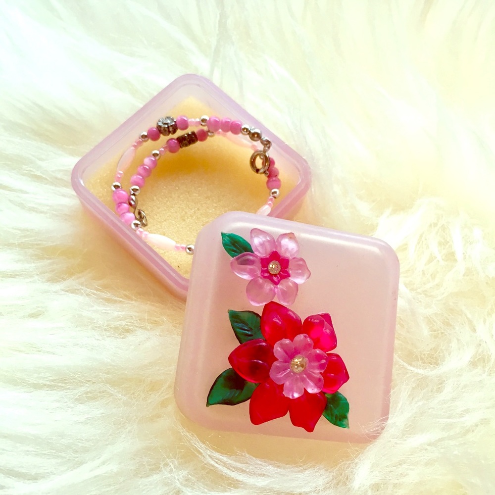 Sweet pink bead bracelet with plastic jewelry case