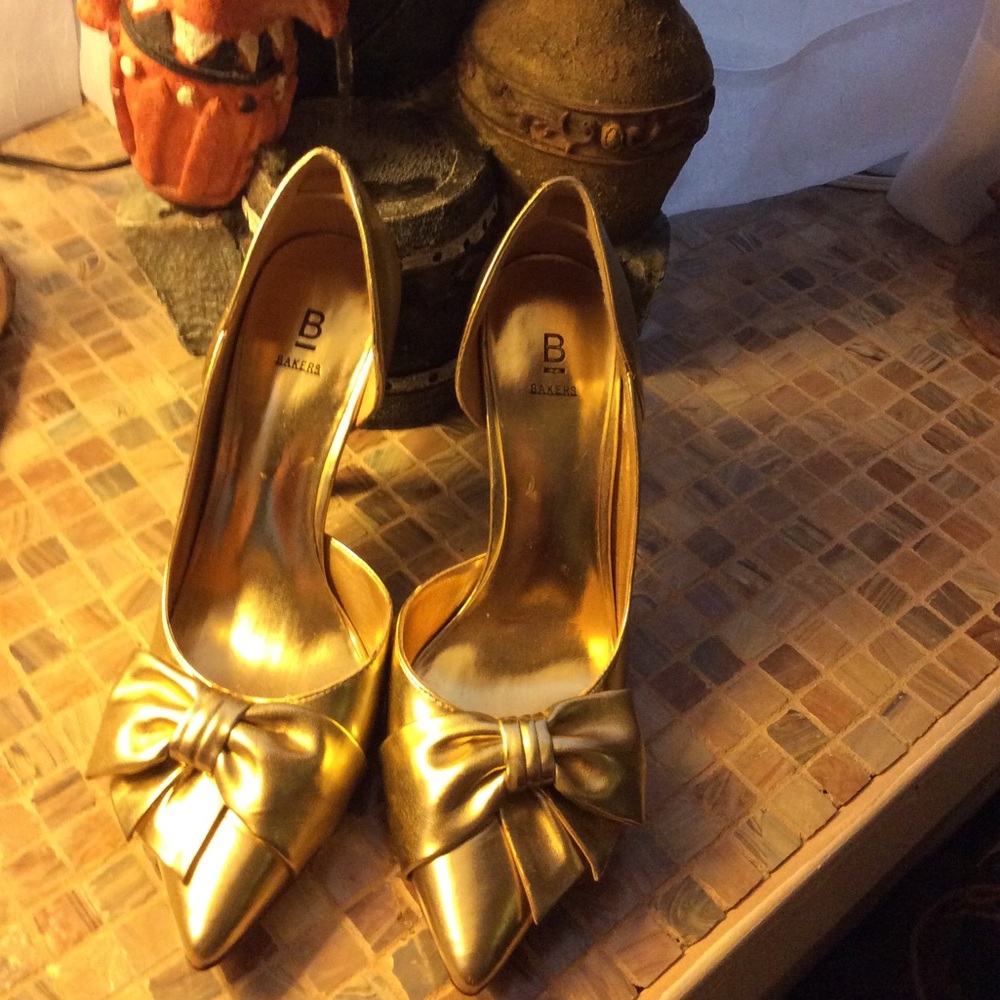 Bakers Gold Bow Heels sz 6